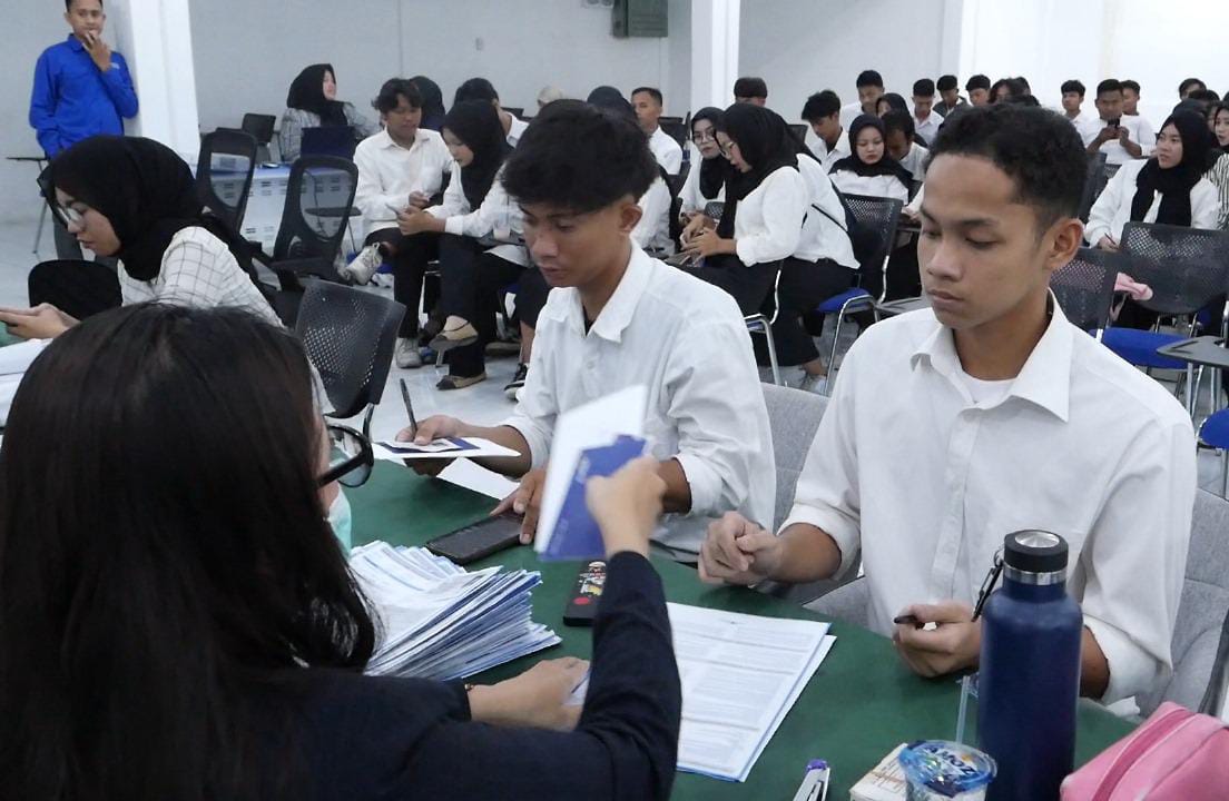 Universitas Deztron Indonesia Gandeng Bank Mandiri Salurkan Buku Tabungan KIP