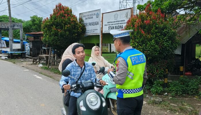 Kasat Lantas Polres Madina Imbau Pengendara Motor Selalu Gunakan Helm Demi Keselamatan