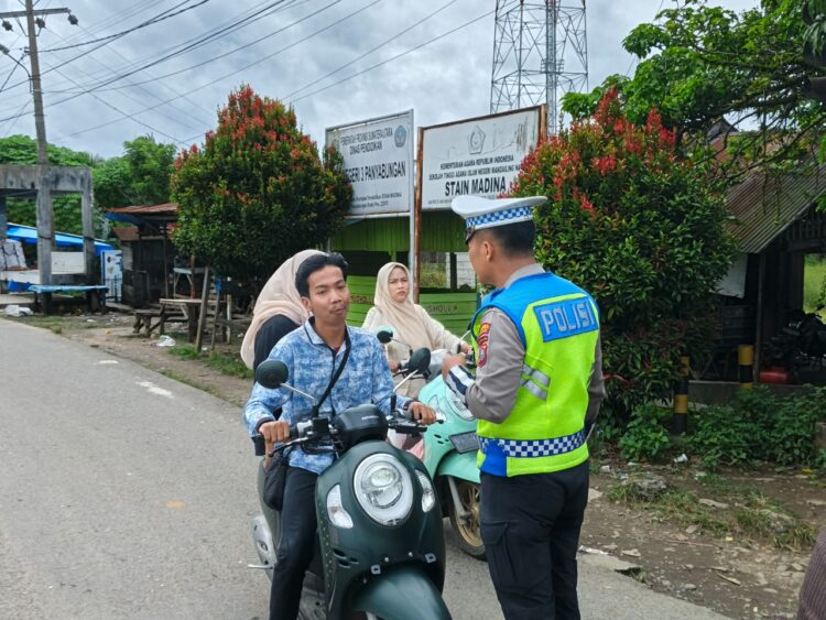 Kasat Lantas Polres Madina Imbau Pengendara Motor Selalu Gunakan Helm Demi Keselamatan