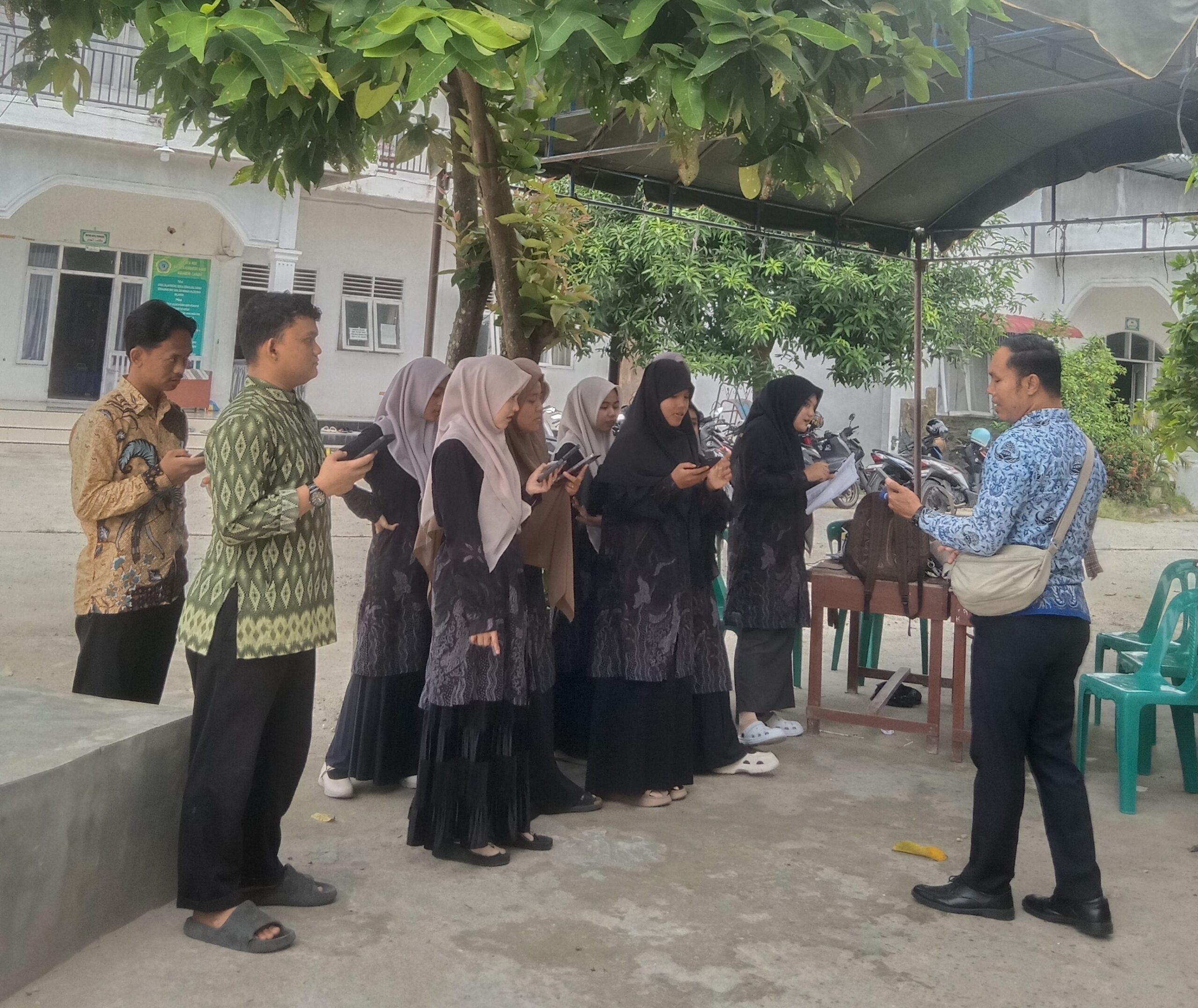 Mahasiswa PPL Di Dayah Raudatun Najah Sukarejo Latihan Paduan Suara Jelang Upacara Hari Santri Nasional