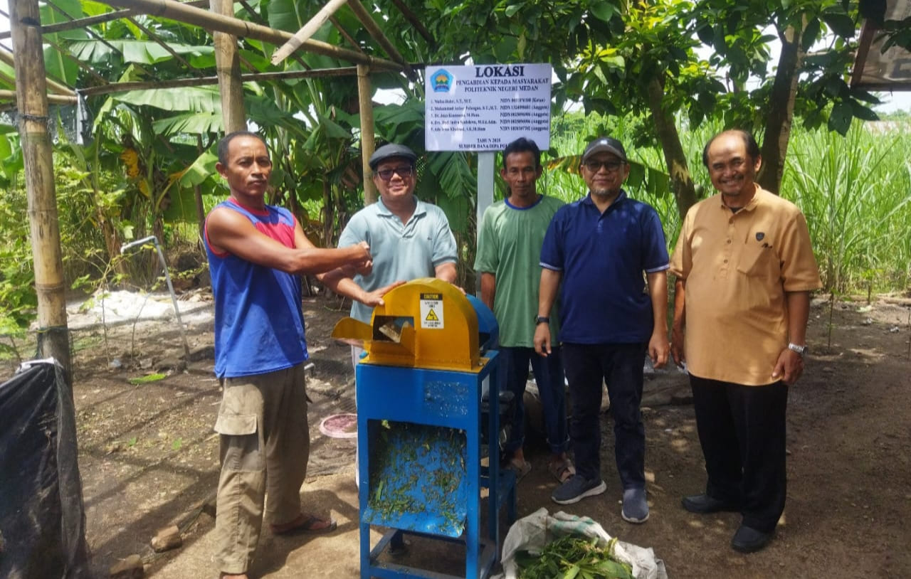 Tim PKM Polmed Hadirkan Mesin Pencacah Pakan Untuk Peternak Bebek Di Dusun Pondok Miri