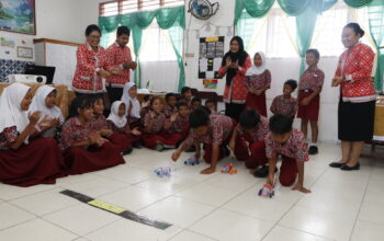 Guru di UPTD SDN 125554 Pematangsiantar menerapkan sistem pembelajaran berbasis STEM untuk Peningkatan Literasi Numerasi kepada siswa yang dilaksanakan oleh Fasda Perubahan Tanoto Foundation, Kamis (30/10). Waspada.id/Sugiarto