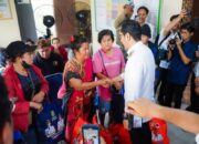 Rico Waas Serahkan Bantuan Kepada Korban Kebakaran Asia Mega Mas, Tangis Haru Pecah Di Kantor Lurah Sukaramai II