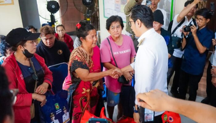 Rico Waas Serahkan Bantuan Kepada Korban Kebakaran Asia Mega Mas, Tangis Haru Pecah Di Kantor Lurah Sukaramai II