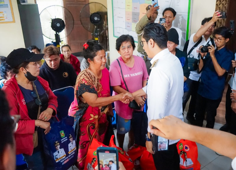 Rico Waas Serahkan Bantuan Kepada Korban Kebakaran Asia Mega Mas, Tangis Haru Pecah Di Kantor Lurah Sukaramai II