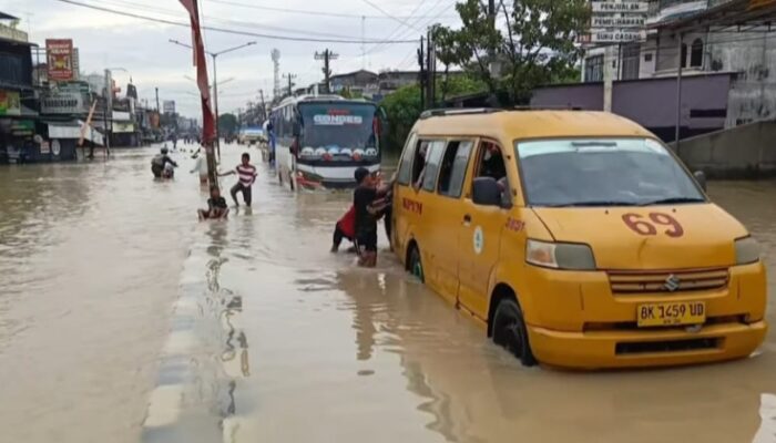 Tanggul Sungai Deli Jebol, Transportasi Di Jl. KL Yos Sudarso Martubung Terkendala