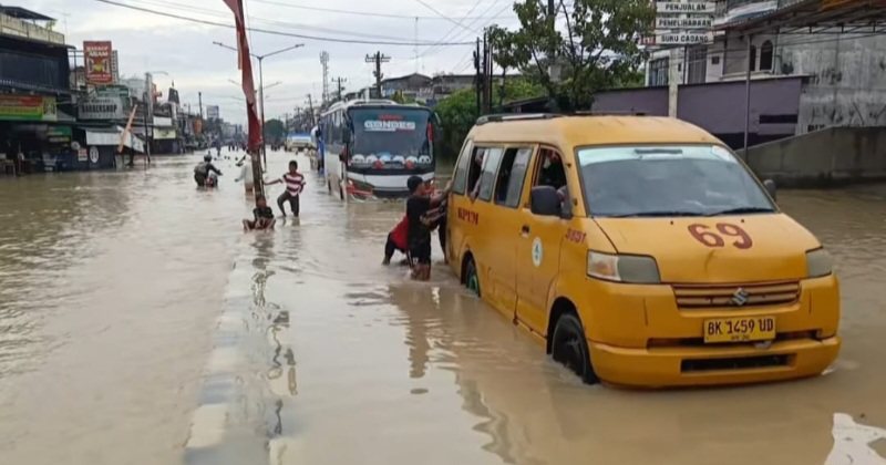 Tanggul Sungai Deli Jebol, Transportasi Di Jl. KL Yos Sudarso Martubung Terkendala