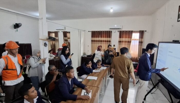Mengintip Serunya Siswa SLBN Trituna Subang Belajar dengan Smartboard