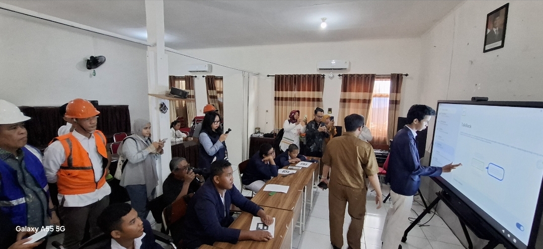 Mengintip Serunya Siswa SLBN Trituna Subang Belajar dengan Smartboard