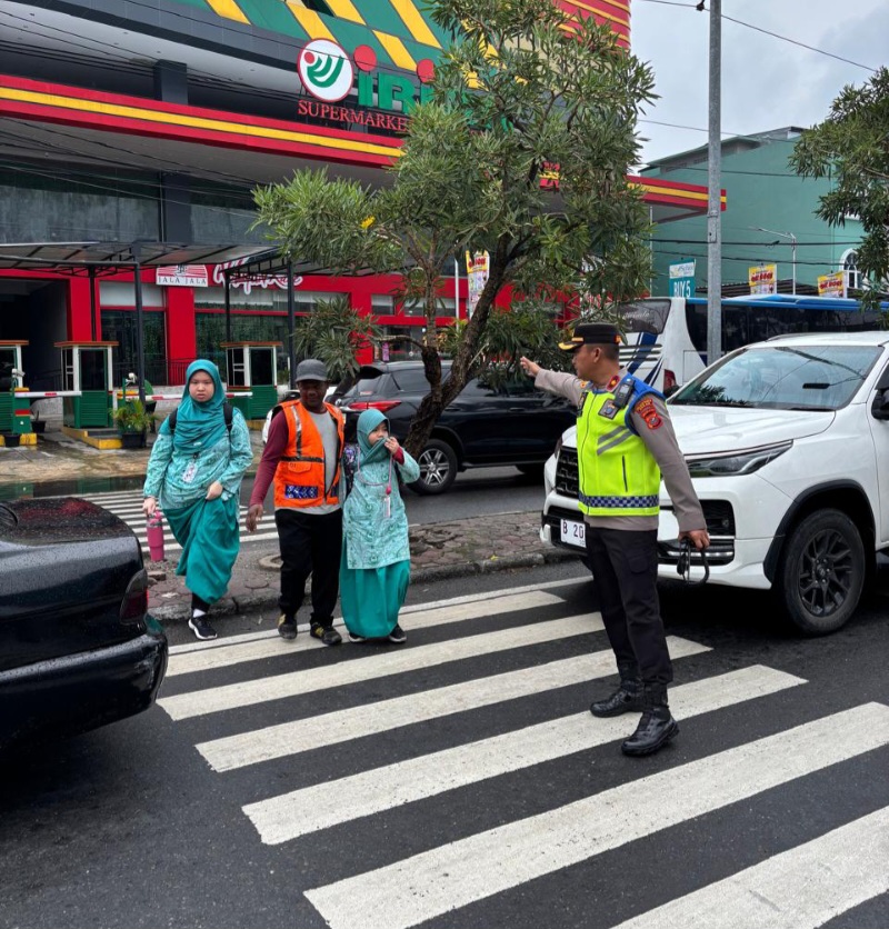 Kompol Bambang Gunanti Atur Kelancaran Lalin Di Sekitar Sekolah YPSA