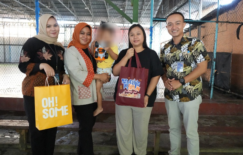 KAI Divre I Sumut Kunjungi Dan Berikan Bingkisan Kepada Korban Pelemparan KA
