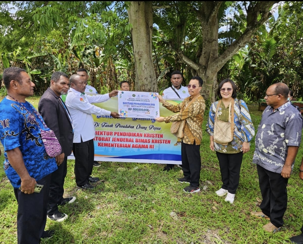 Dukung Pendidikan Kristen di Papua, Kemenag Serahkan Bantuan Rp600 Juta untuk SMPTKN Teluk Wondama