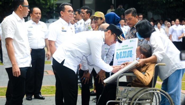 Rico Waas Terima Piagam Penghargaan, Program Empowering Kepling Jadikan Medan Kota Pertama Di Indonesia Perluas  Perlindungan BPJS Ketenagakerjaan