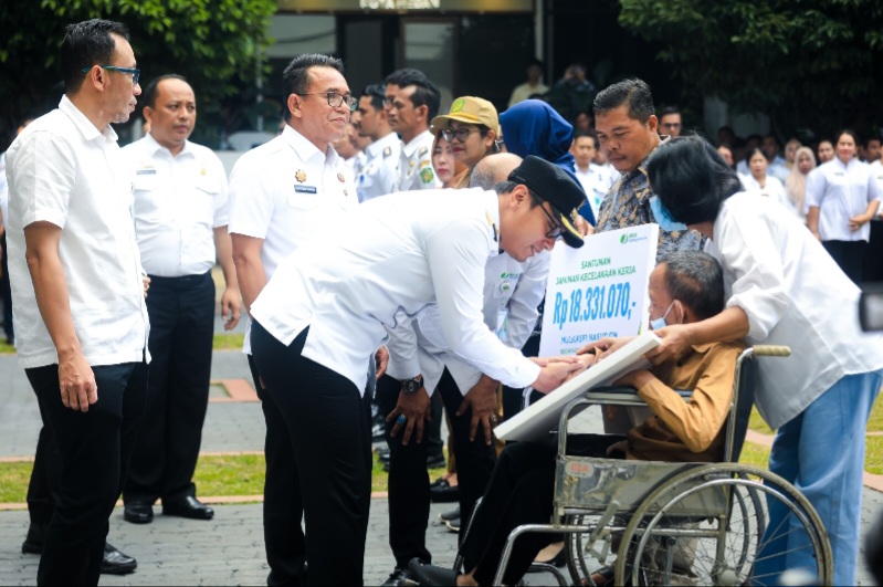 Rico Waas Terima Piagam Penghargaan, Program Empowering Kepling Jadikan Medan Kota Pertama Di Indonesia Perluas Perlindungan BPJS Ketenagakerjaan