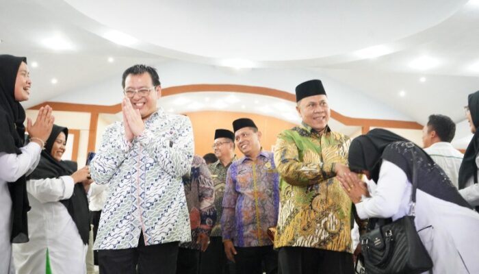 Kabiro SDM Kementerian Agama RI-Kakanwil Kemenagsu Serahkan Penugasan PPPK Redistribusi Tahun 2022-2023