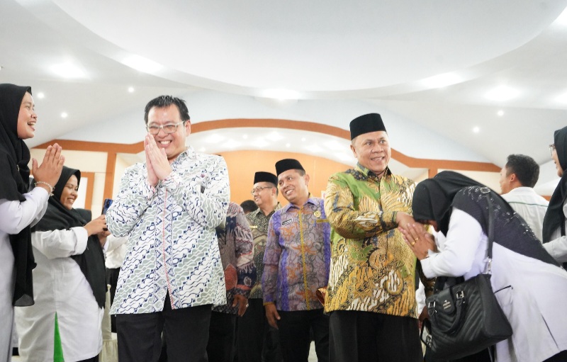 Kabiro SDM Kementerian Agama RI-Kakanwil Kemenagsu Serahkan Penugasan PPPK Redistribusi Tahun 2022-2023