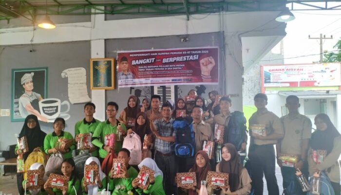 Tokoh Masyarakat M. Arif Tanjung Salurkan Peralatan Sekolah Kepada Siswa SMAN 2 Dan SMAN 5 Medan‎