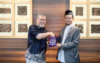 PT Bank Muamalat Indonesia Tbk mengeratkan kembali sinergi dengan Dewan Pengurus Pusat (DPP) Hidayatullah. Sinergi yang dijalin diharapkan tak hanya mencakup keuangan dan jasa perbankan, tapi lebih luas di berbagai aspek keumatan.