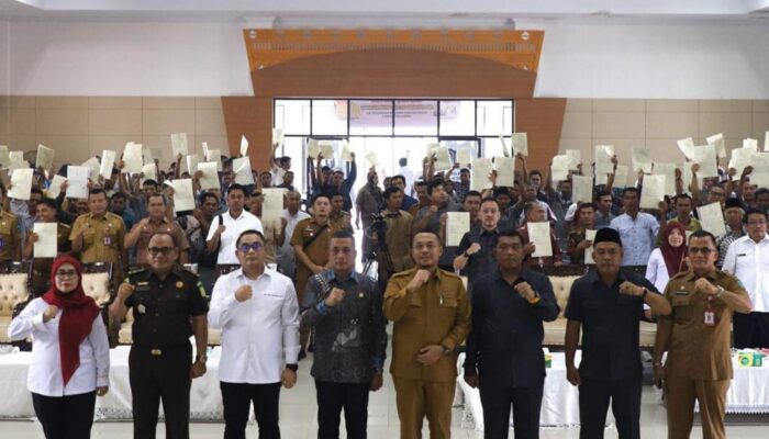 Serahkan 400 Sertifikat Tanah Di Paluta, Sri Pranoto Dorong Layanan Pertanahan Berkualitas