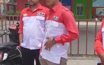 Bupati LSM LIRA Agara Fajriansyah bersama sekretaris dan anggota LIRA melakukan investigasi ke beberapa SPBU di Agara. Waspada.id/Ali Amran