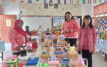 Fasilitator Daerah Tanoto Foundation Tim Geulisnum Pisan terdiri atas Renny L.B. Sinaga, S.Pd (Ketua), Pattricia Sirait, S.Pd (Sekretaris), Berliana Saragih (Bendahara), dan Sri Rezeki, S.Pd (Anggota) menunjukkan hasil karya siswa SDN 125554 Kota Pematangsiantar lewat penerapan pembelajaran dengan pendekatan STEM.