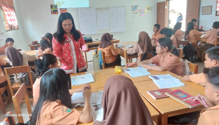 Guru SMPN 9 P.Siantar Hidupkan Suasana Kelas Dengan Pembelajaran Mendalam