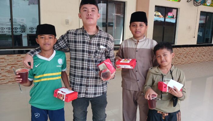 HUT Ke-6 Waspada.id, Berbagi Kebahagiaan Dengan 25 Anak Yatim Di Kampung Aur