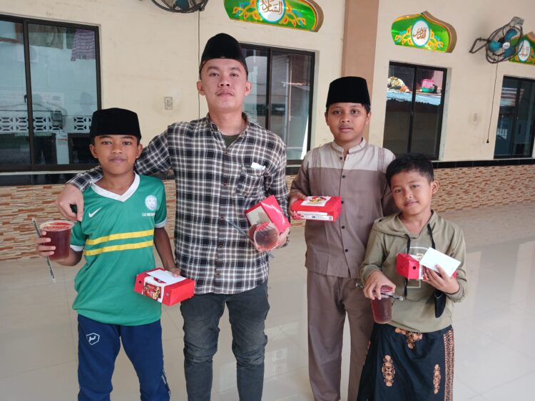 HUT Ke-6 Waspada.id, Berbagi Kebahagiaan Dengan 25 Anak Yatim Di Kampung Aur