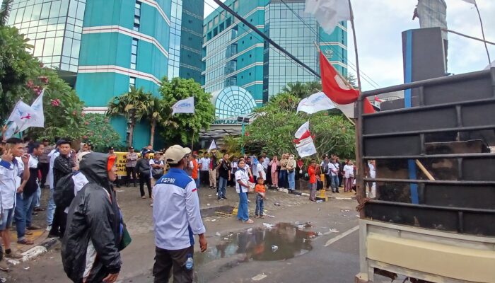 Ratusan Karyawan Kebun Asian Agri Demo Di Depan Uniland, Tuntut Penyesuaian Upah
