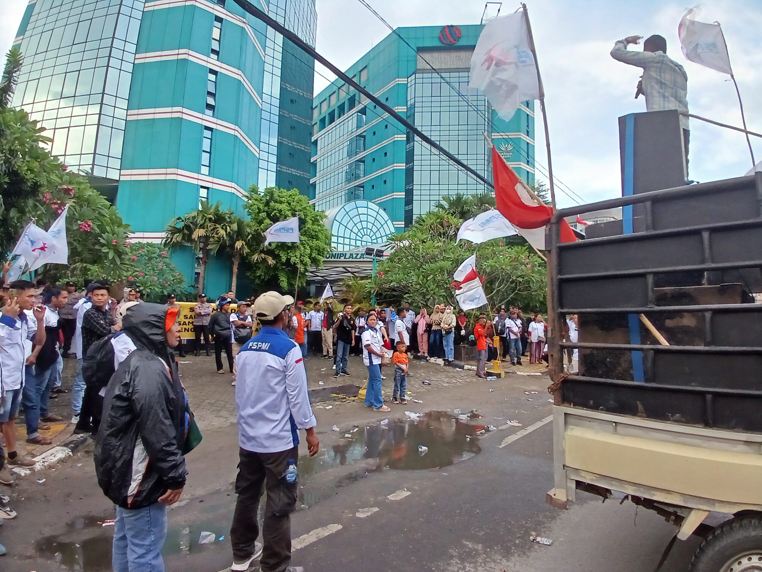 Ratusan Karyawan Kebun Asian Agri Demo Di Depan Uniland, Tuntut Penyesuaian Upah