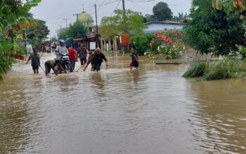 Dalam kondisi darurat, sejumlah warga berinisiatif membuat rakit sederhana dari bahan seadanya untuk membantu mobilitas warga. Warga yang hendak melintas keluar masuk desa menggunakan rakit tersebut dikenakan sumbangan sukarela.