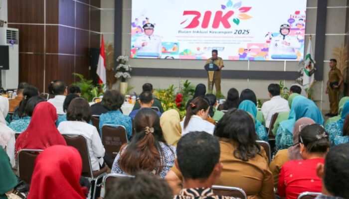 Wesly Silalahi Serahkan KUR UMKM Di Puncak Bulan Inklusi Keuangan