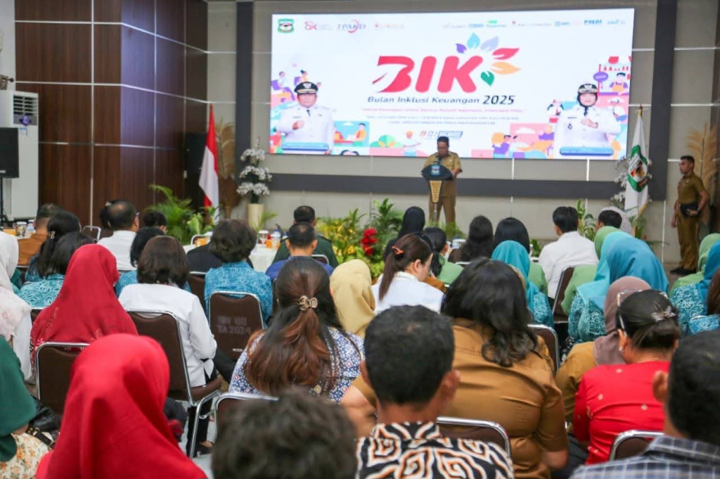 Wesly Silalahi Serahkan KUR UMKM Di Puncak Bulan Inklusi Keuangan