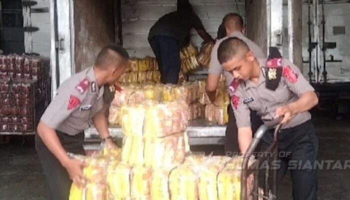 Polsek Siantar Utara Dampingi Siswa SPN Hinai Bantu Warga