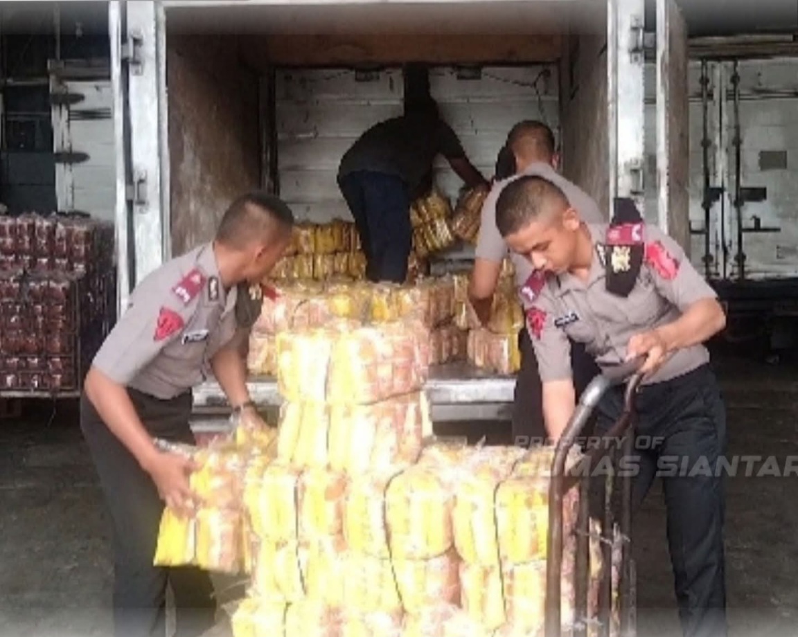 Polsek Siantar Utara Dampingi Siswa SPN Hinai Bantu Warga