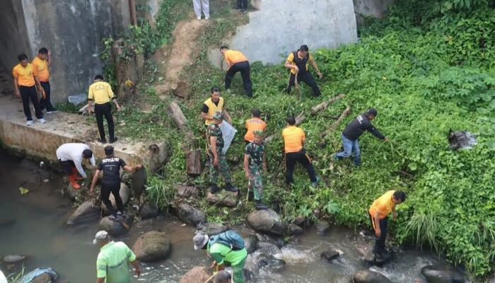 Antisipasi Bencana, Polres Padangsidimpuan Gelar Gotong Royong