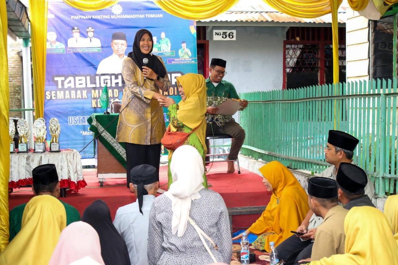 Herlina Semarakkan Milad Muhammadiyah Dengan Kuis Berhadiah Di Kelurahan Tomuan