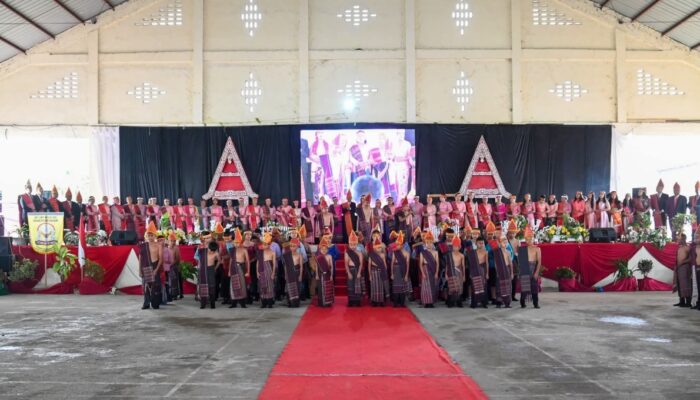 Bupati Humbahas Buka Pentas Seni SMPN 1 Doloksanggul, Dorong Siswa Kembangkan Potensi