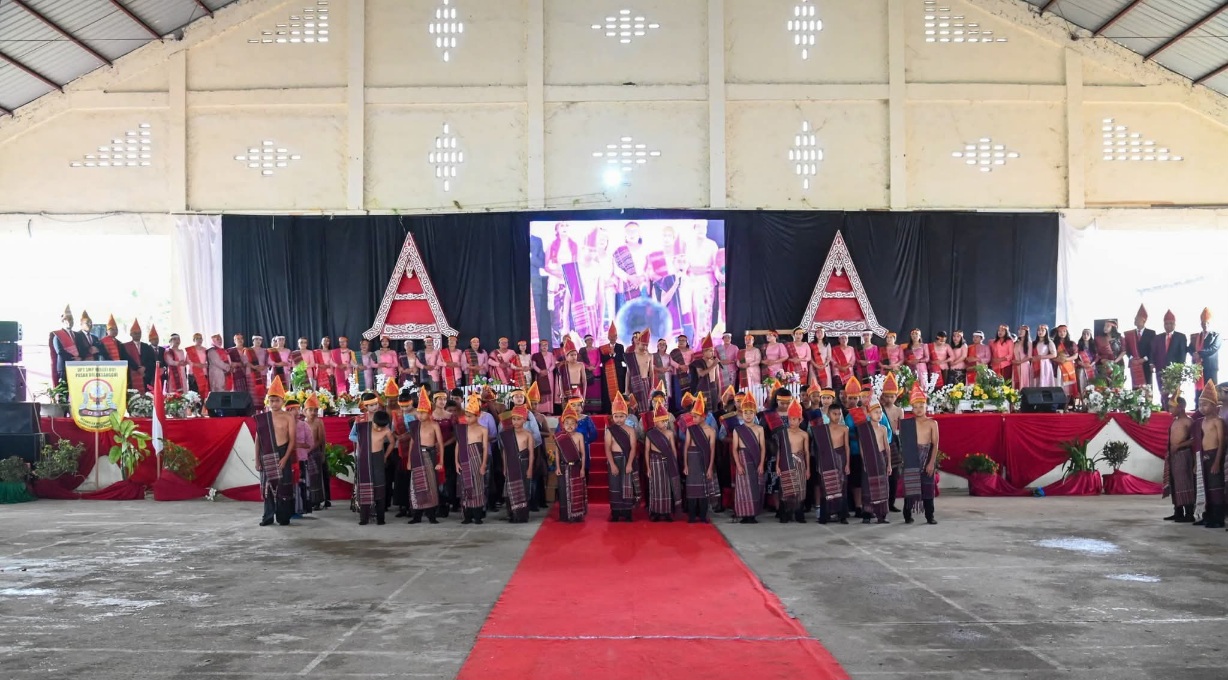 Bupati Humbahas Buka Pentas Seni SMPN 1 Doloksanggul, Dorong Siswa Kembangkan Potensi