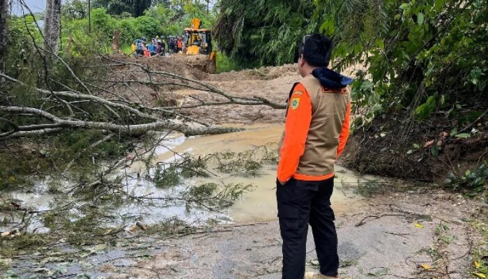 Akses Ke Pakpak Bharat Lumpuh Akibat Longsor