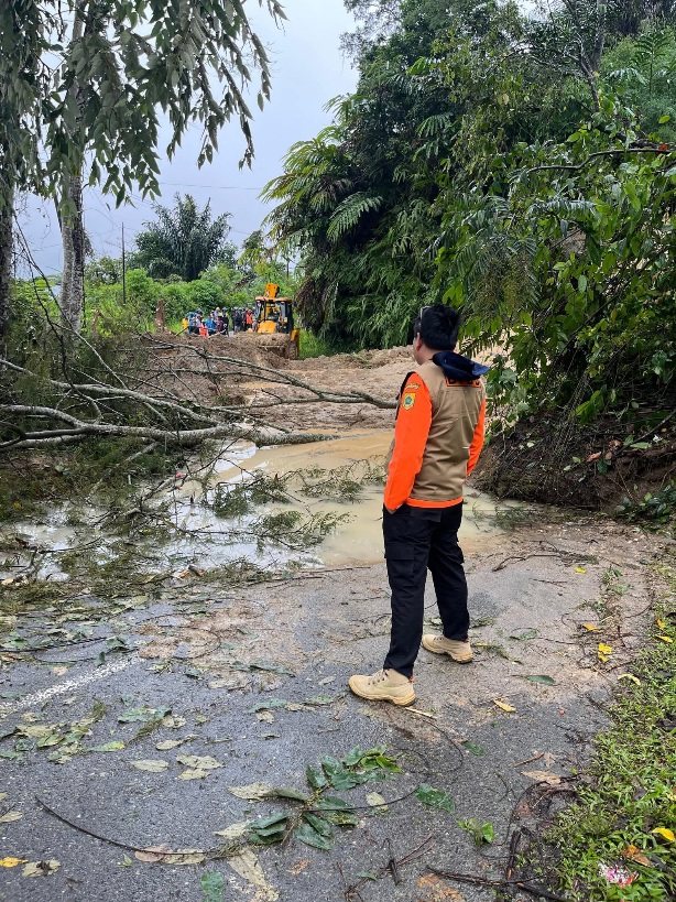 Akses Ke Pakpak Bharat Lumpuh Akibat Longsor