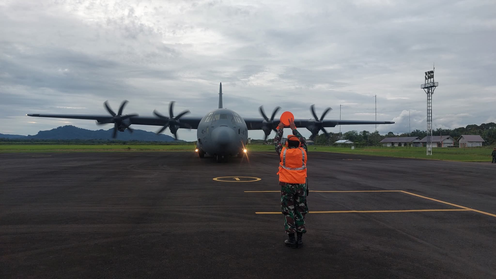 Hercules TNI AU Kirim 7 Ton Bantuan Ke Tapanuli Tengah