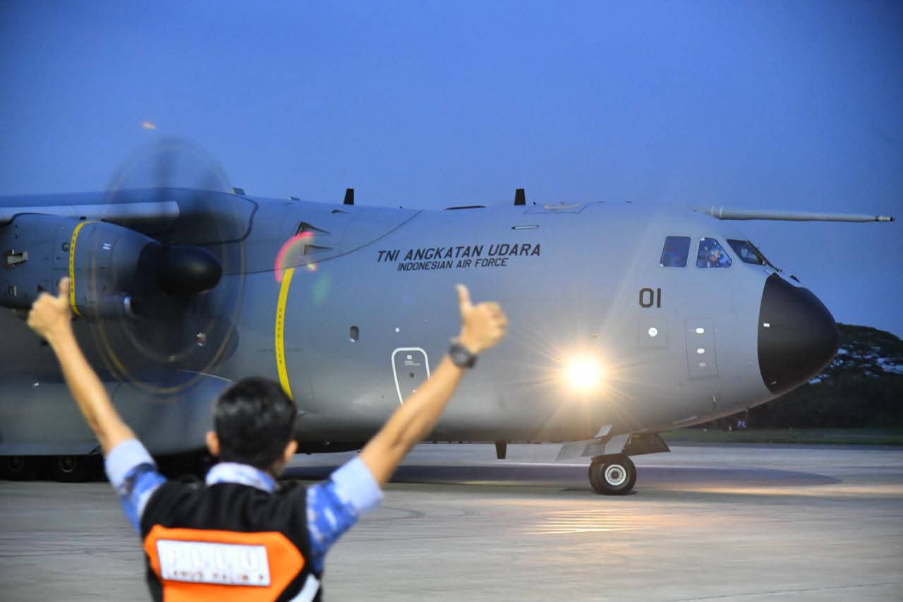 A400M TNI AU Kirim 15,7 Ton Bantuan Ke Aceh