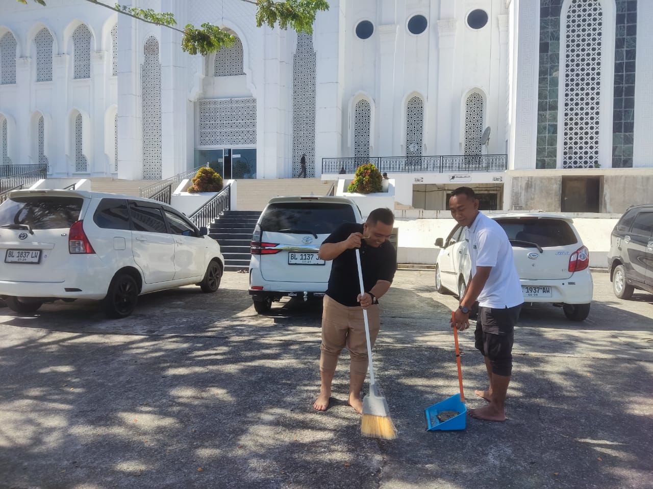 Program Sabtu Bersih: Parkside Meuligoe Hotel Dan Portola Tiara Hotel Meulaboh Gelar Aksi Peduli Lingkungan Di Masjid Agung Baitul A’la (Masjid Giok) Nagan Raya