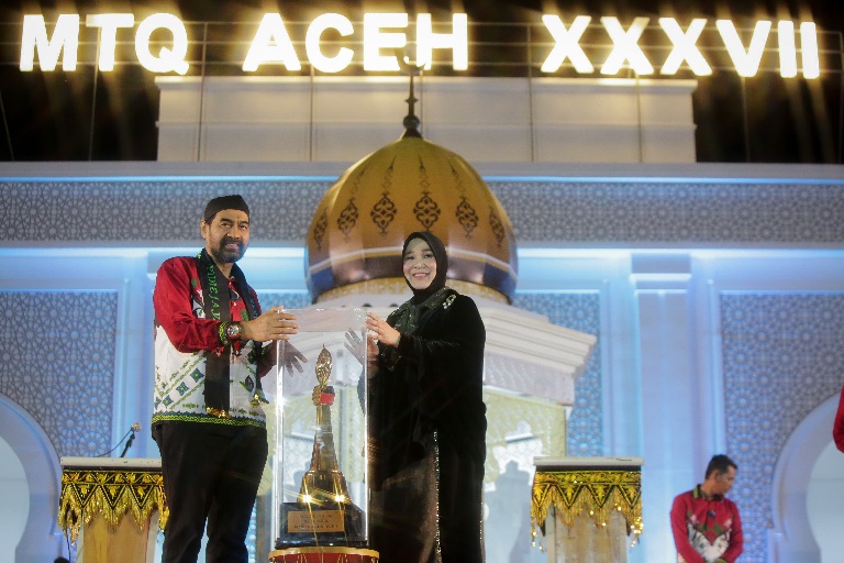 Wali Kota Illiza Serahkan Piala Bergilir MTQ XXXVII Aceh Ke Gubernur