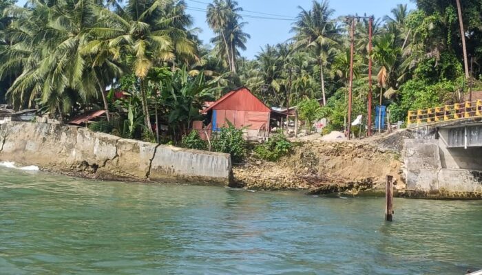 Tembok Penahan Tak Kunjung Dibangun, Jembatan Sungai Saua Terancam Ambruk