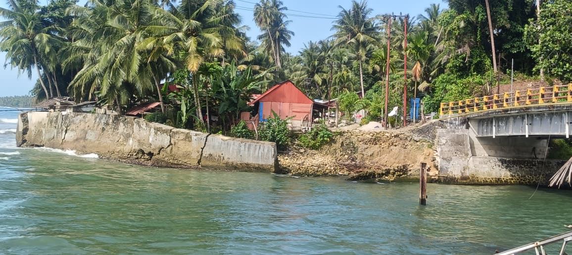 Tembok Penahan Tak Kunjung Dibangun, Jembatan Sungai Saua Terancam Ambruk