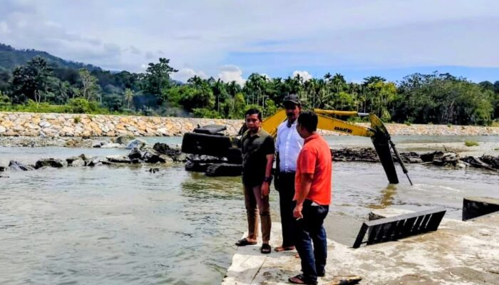 Atasi Keluhan Petani, Dinas Pengairan Aceh Keruk Sedimen Irigasi Krueng Baru