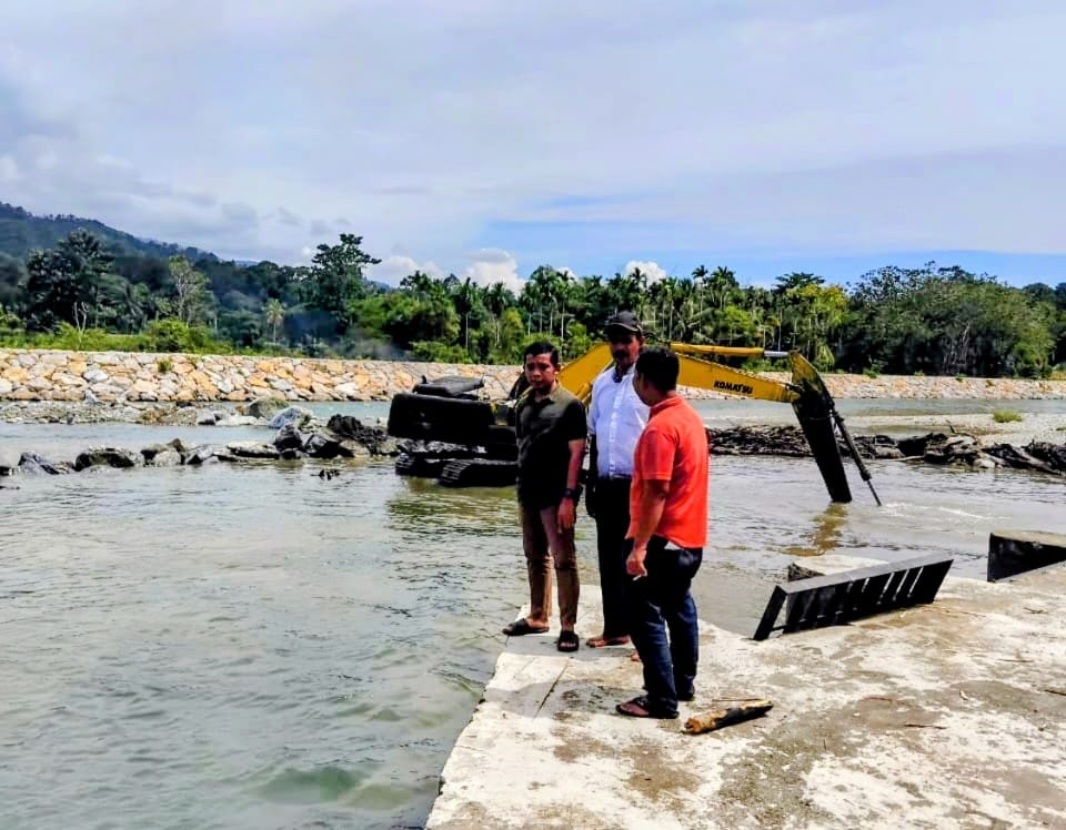 Atasi Keluhan Petani, Dinas Pengairan Aceh Keruk Sedimen Irigasi Krueng Baru
