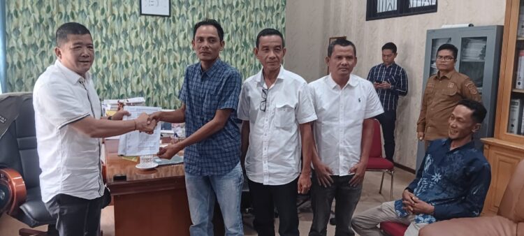 Warga Batahan Keluhkan Janji Plasma PT PR Ke DPRD Madina